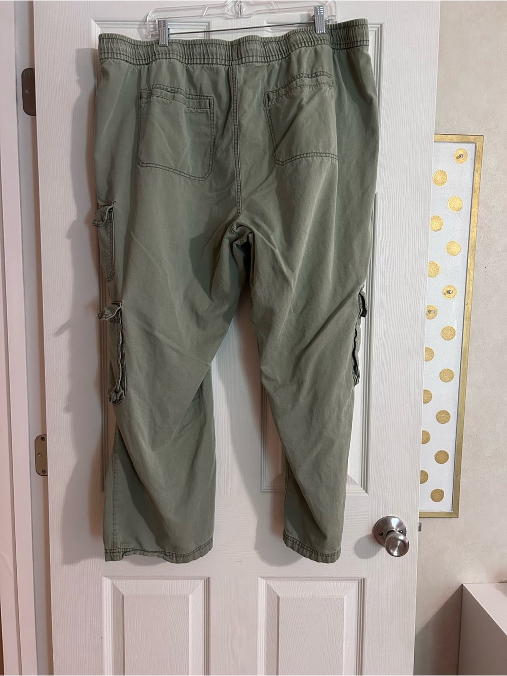 Women’s Old Navy Wide Leg Cargo Pants in Olive Green - Picture 3 of 4